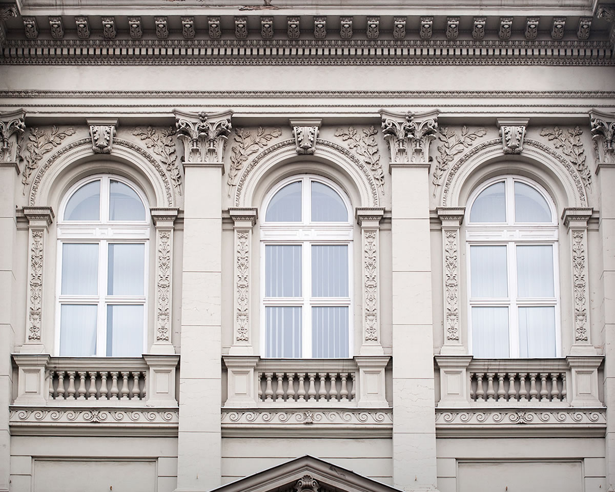 Blick auf drei historische Fenster an einem historischen Gebäude