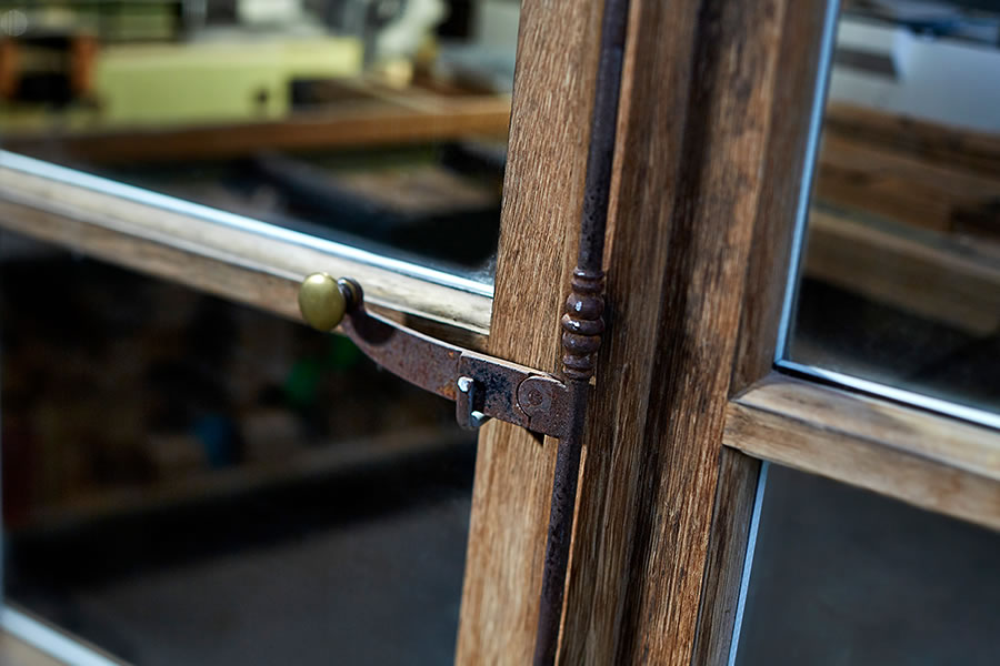 Detailansicht auf Fenstergriff eines historischen Fensters