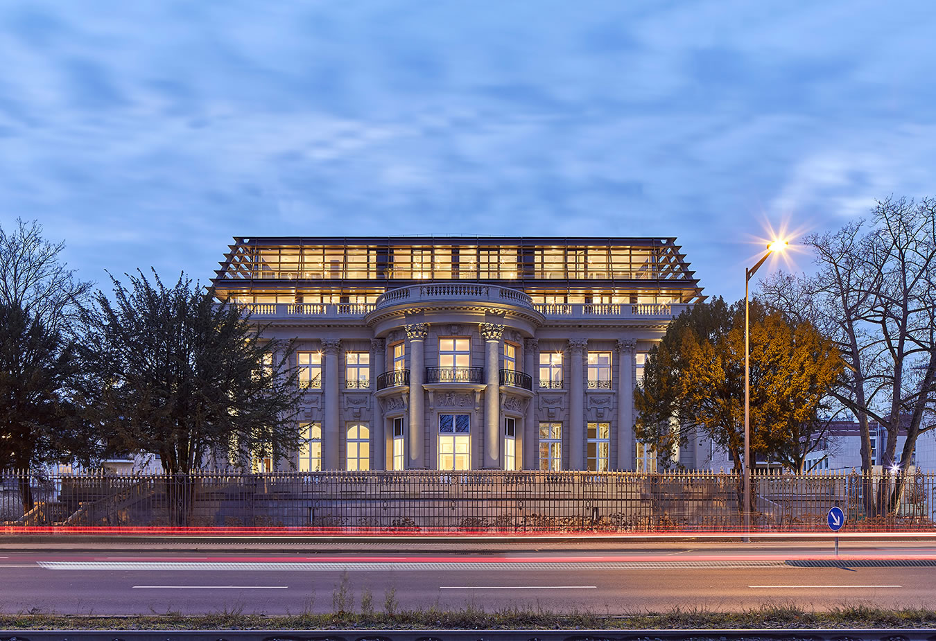 Aussenansicht auf das beleuchtete Palais Oppenheim