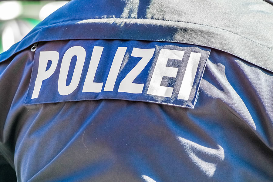 Polizeischriftzug auf Uniformrücken