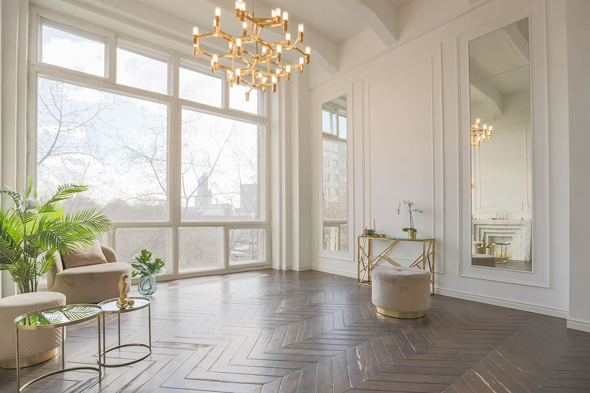 Große Fensterfront im Schloßzimmer