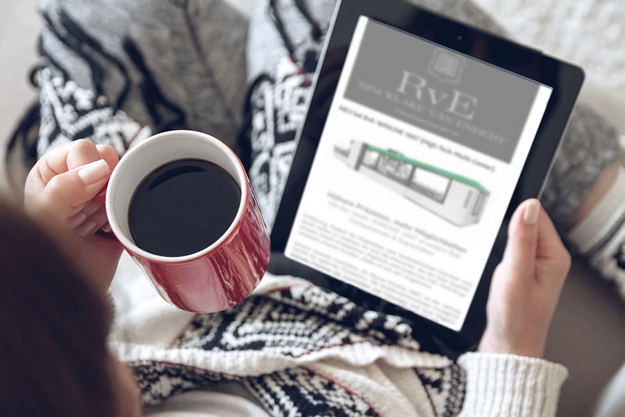 Frau mit Kaffeetasse und Tablett mit Newsletter von RvE